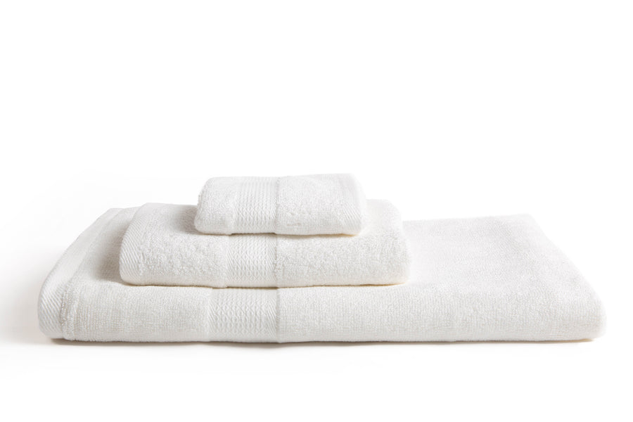 100% eco-friendly and bio-degradable Bamboo Towel. Bamboa's towel set comes in 3 pieces: a bath towel, a hand towel and a face towel. This bamboo towel set is featured in white color.