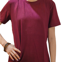 Unisex T in Bordeaux (female model) 